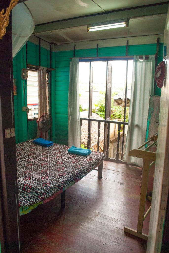 Двухместный (Двухместный номер с 1 кроватью, вентилятором и общей ванной комнатой), New Phiman Riverview Guesthouse