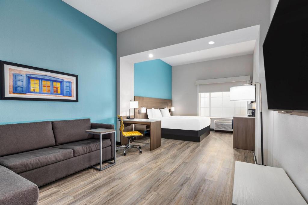 La Quinta Inn & Suites by Wyndham Hobbs - Tap to explore photos