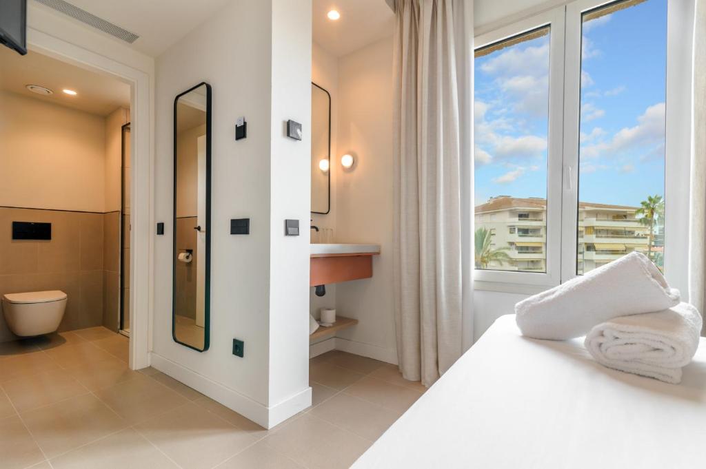 Akquaaa Boutique Hotel - Tap to explore photos