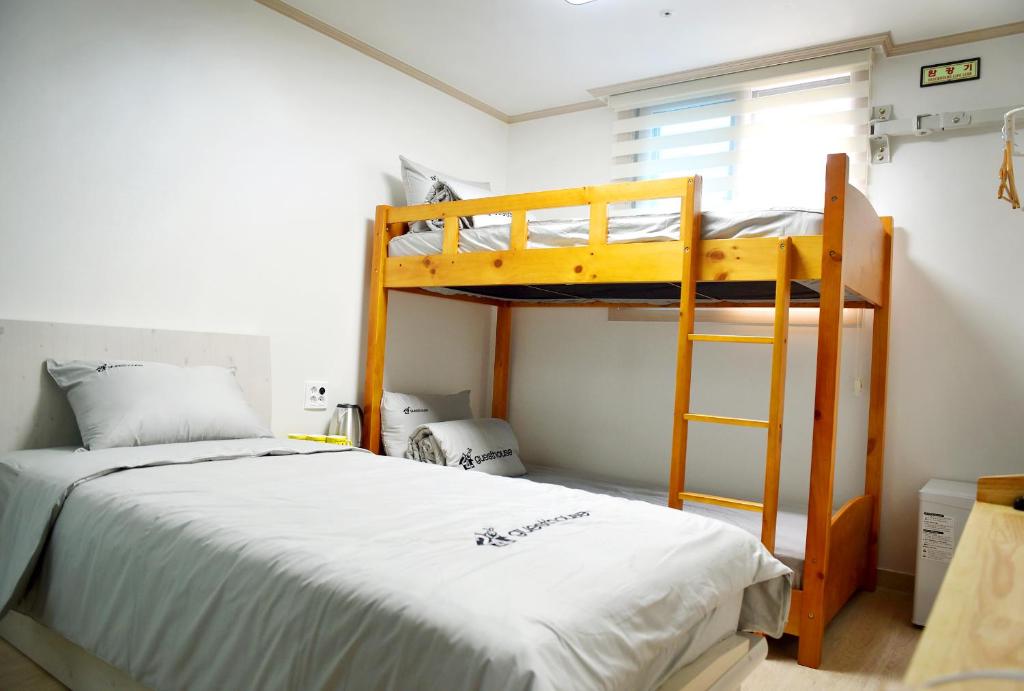 24 Guesthouse Suncheon Room Type - Triple Room with Private Bathroom 24 Guesthouse Suncheon Room Type - Triple Room with Private Bathroom