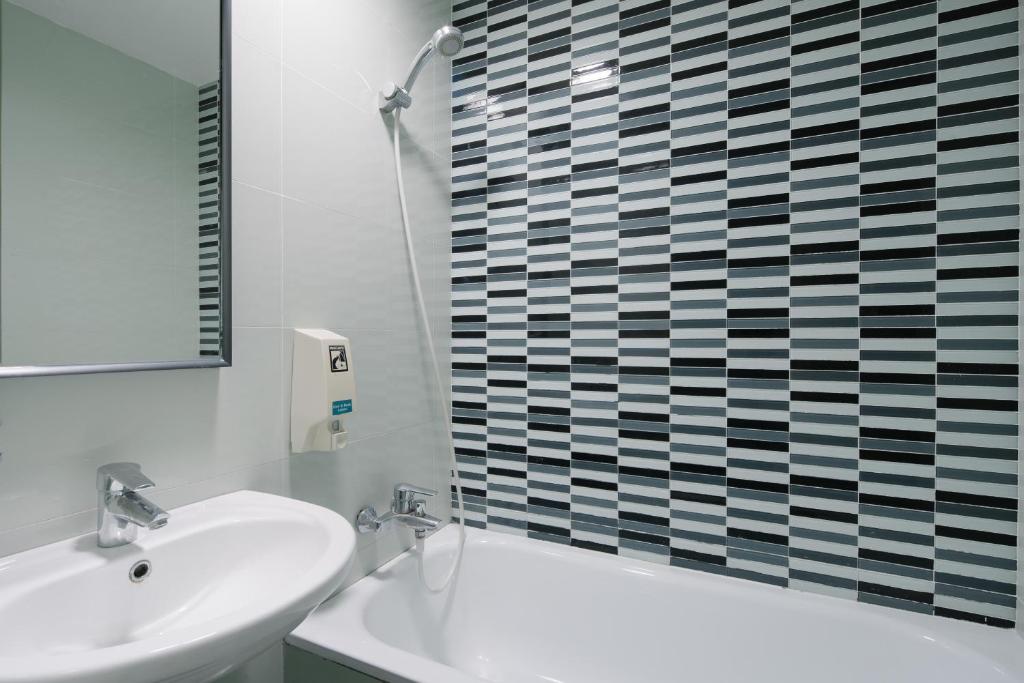 Двухместный (Улучшенный двухместный номер с 1 кроватью), Hotel 81 Changi