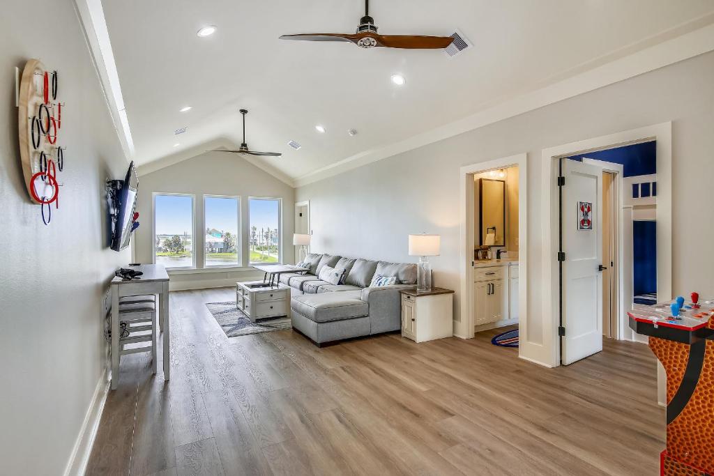 The Good Life by Ryson Vacation Rentals - Tap to explore photos