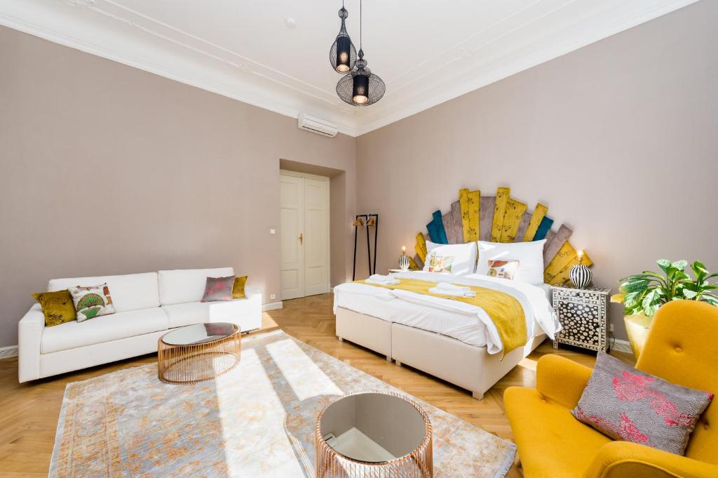Апартаменты (Апартаменты с 4 спальнями), Opletalova Apartments