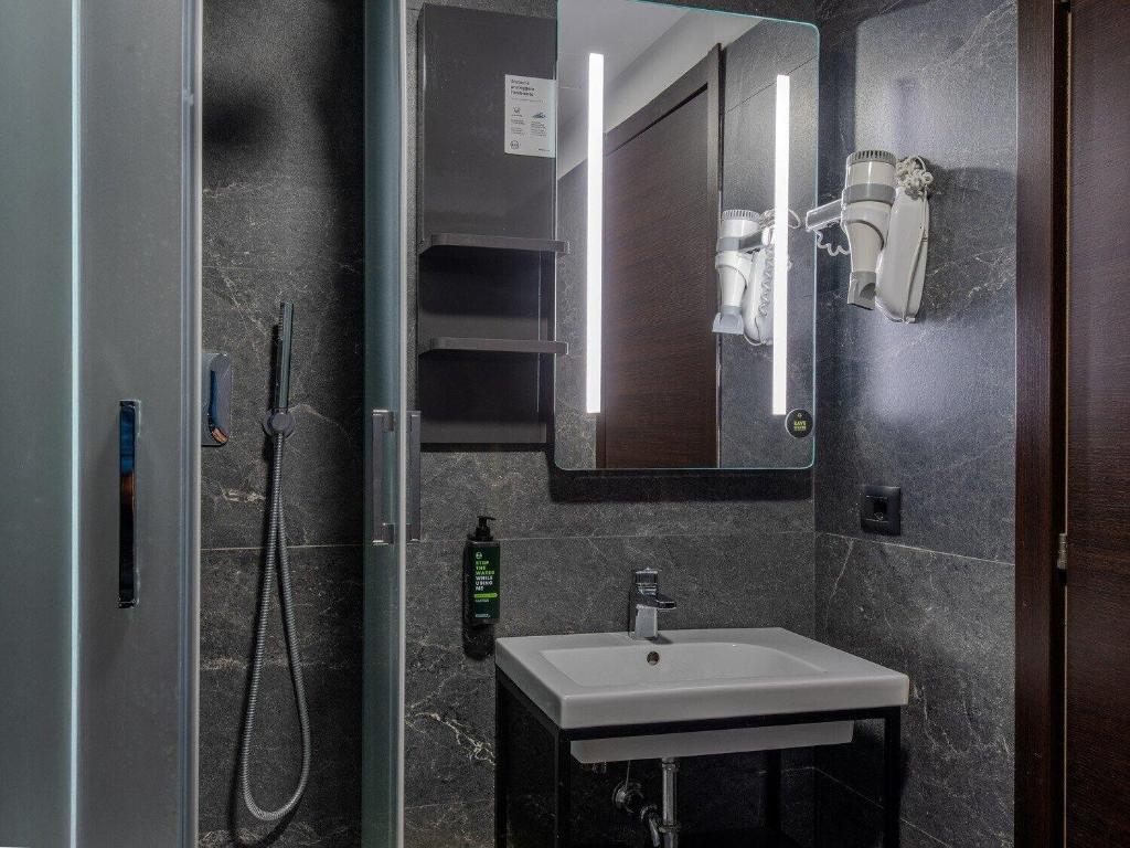 B&B Hotel Firenze City Center - Tap to explore photos