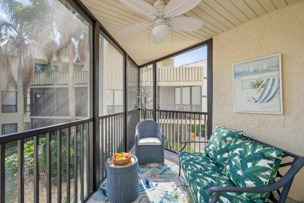 Bay Oaks C Second Floor - Tap to explore photos