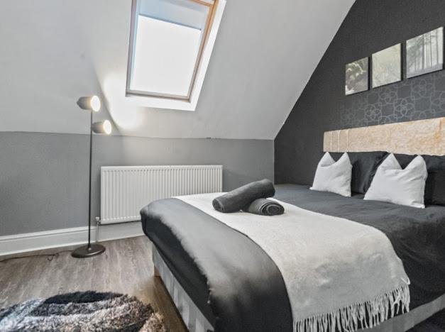 2 - Bed Haven with Free Parking - Tap to explore photos