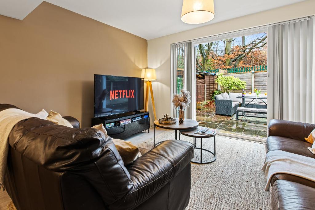 Forest View- Oasis Mural -Didsbury Zen Sleeps 10 - Tap to explore photos