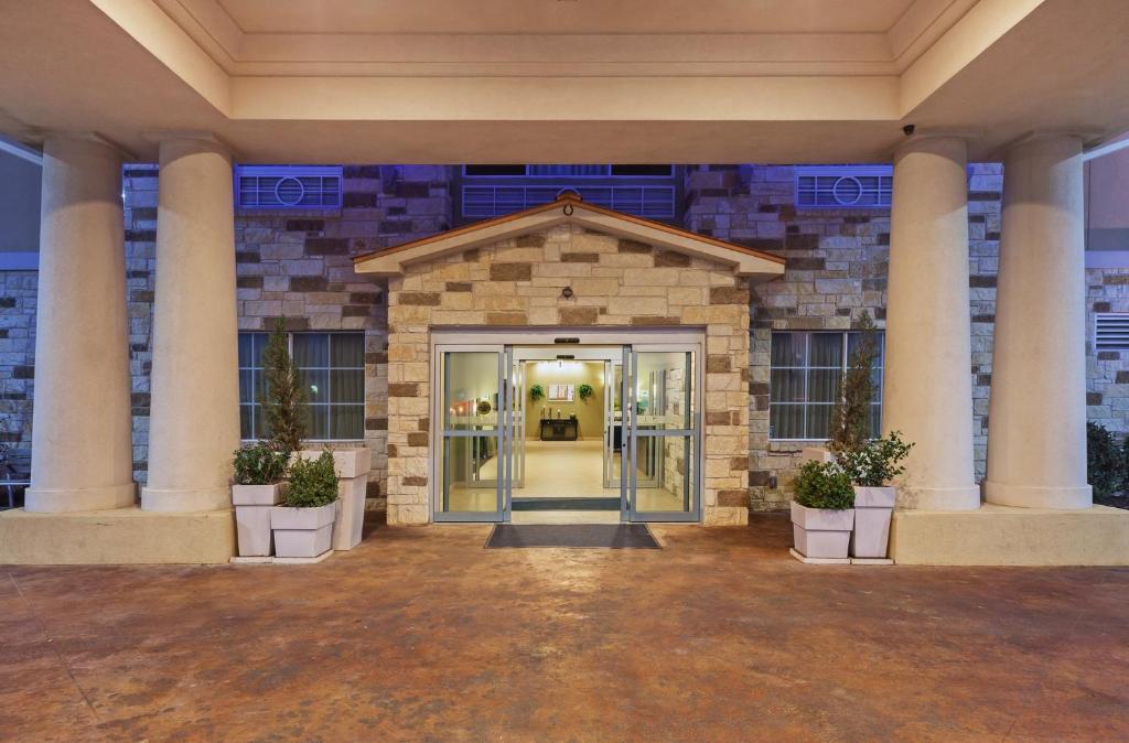 Holiday Inn Express Hotel & Suites Brady by IHG - Tap to explore photos