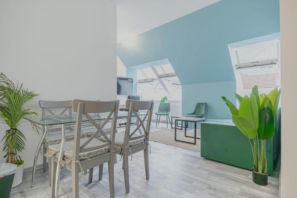 Spacious 2BR & 1LR Apartment Very Central in Vienna - Tap to explore photos