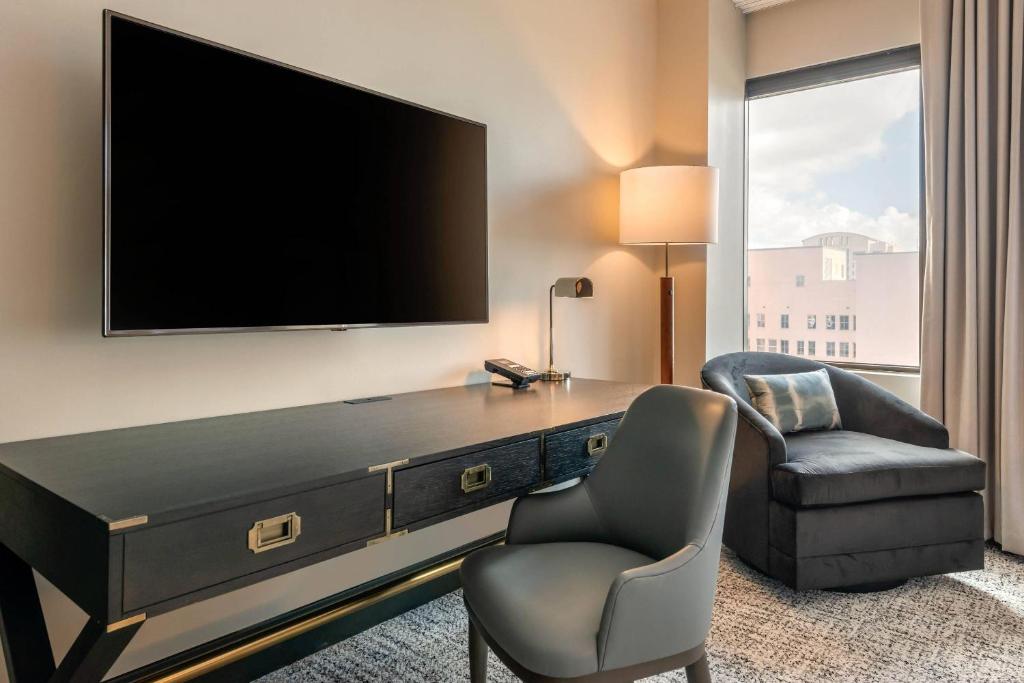 Cambria Hotel Houston Downtown Convention Center Room Type - King Suite - Non-Smoking