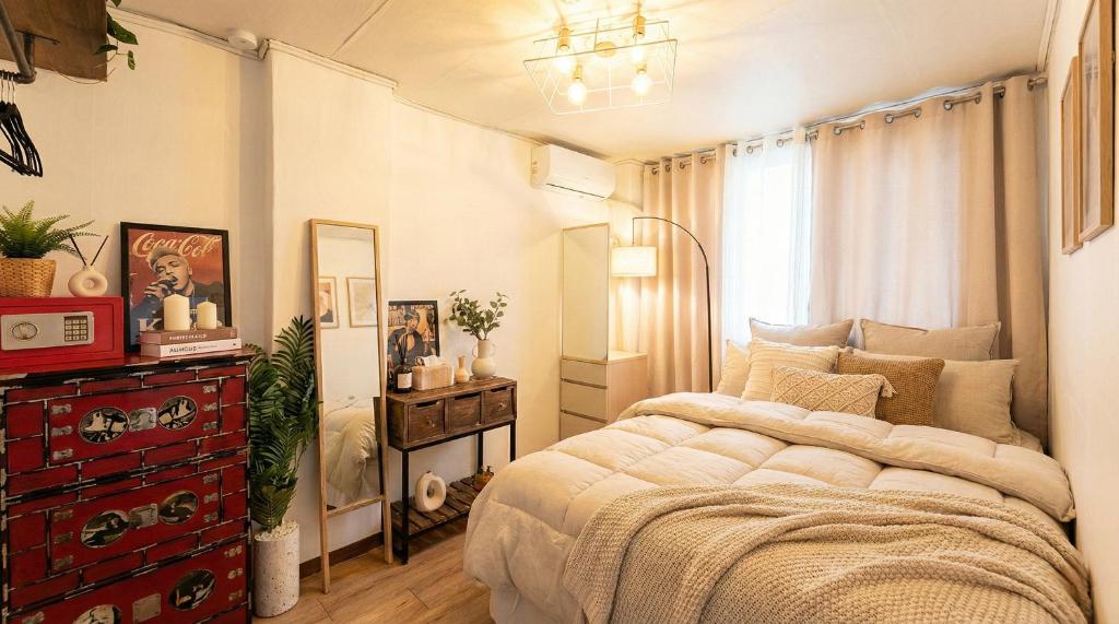 Chillpop stay, Sinchon station, 1F, 4ppl, 2BR, Hongdae, Private