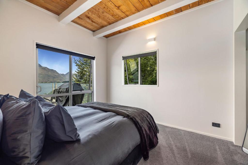 Remarkables View - Te Wai Penthouse - Tap to explore photos