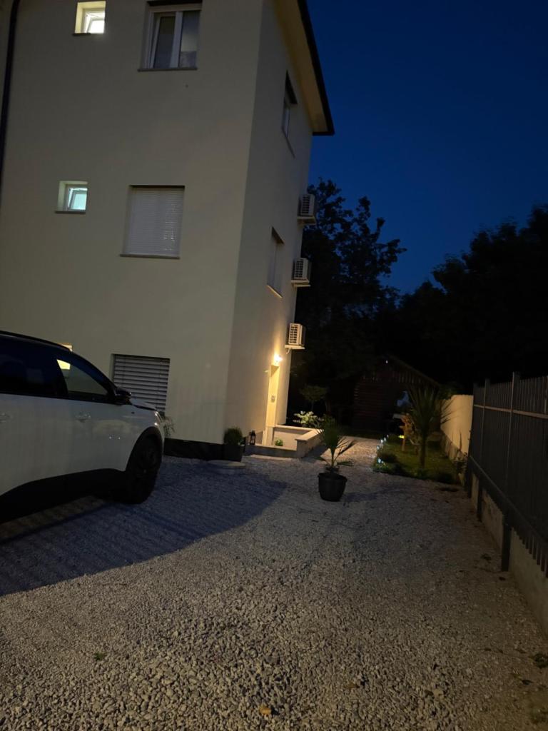 YELLOW APARTMENT WITH FREE PARKING