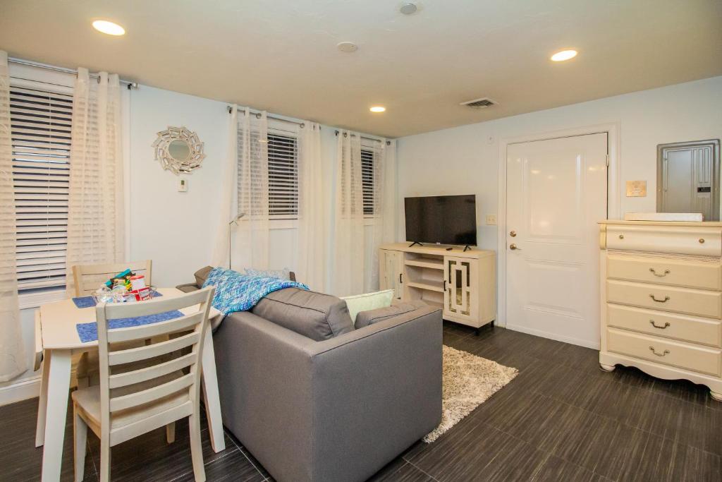 Renovated Studio, steps to MGH, Suffolk, Sleeps 4 - Tap to explore photos