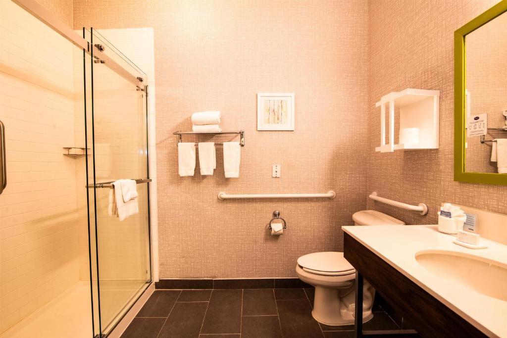 Hampton Inn and Suites College Station Room Type - King Room with King Bed - Non-Smoking