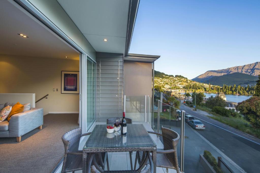 LakeRidge Queenstown by Staysouth - Tap to explore photos