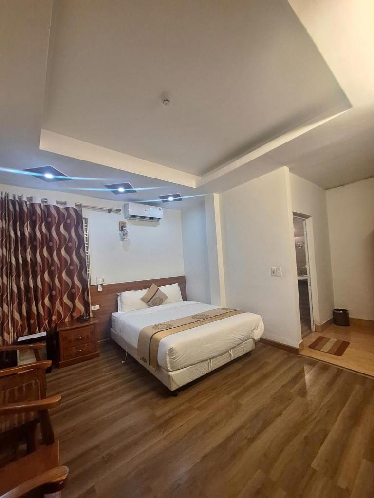 Long Anh Hotel - Tap to explore photos