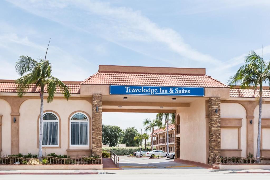Travelodge Inn & Suites by Wyndham Bell Los Angeles Area image