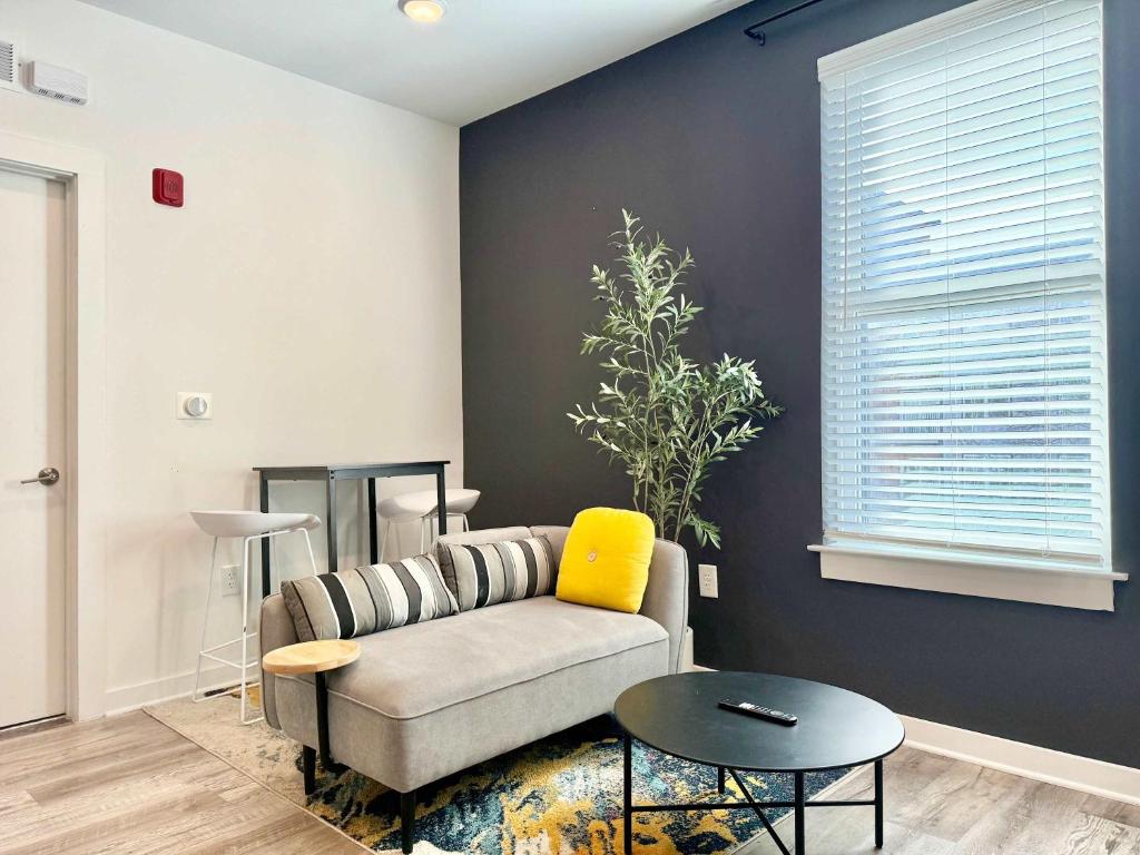 Luxury 2B2B Penthouse with Balcony Downtown 542Blvd - Tap to explore photos