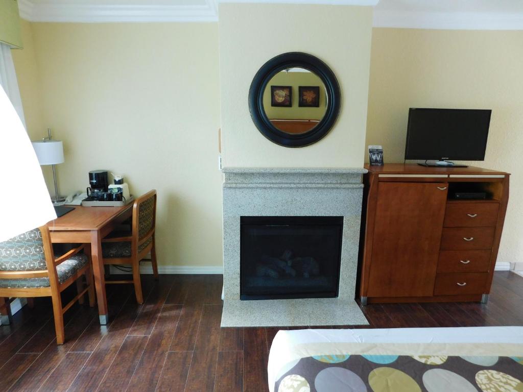 Deer Haven Inn Room Type - Queen Room with Two Queen Beds and Fireplace