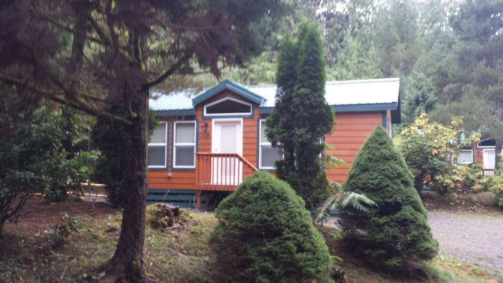 Tall Chief Camping Resort Cottage 4 image
