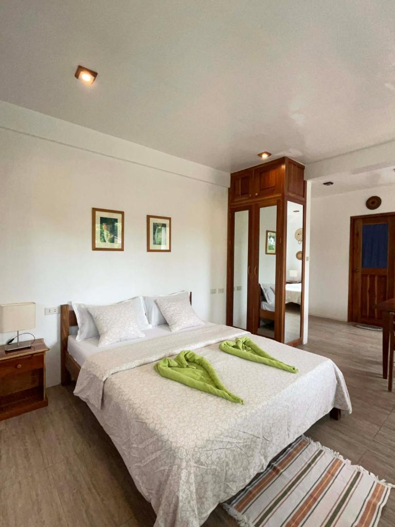 Pahiluna Guesthouse - Tap to explore photos