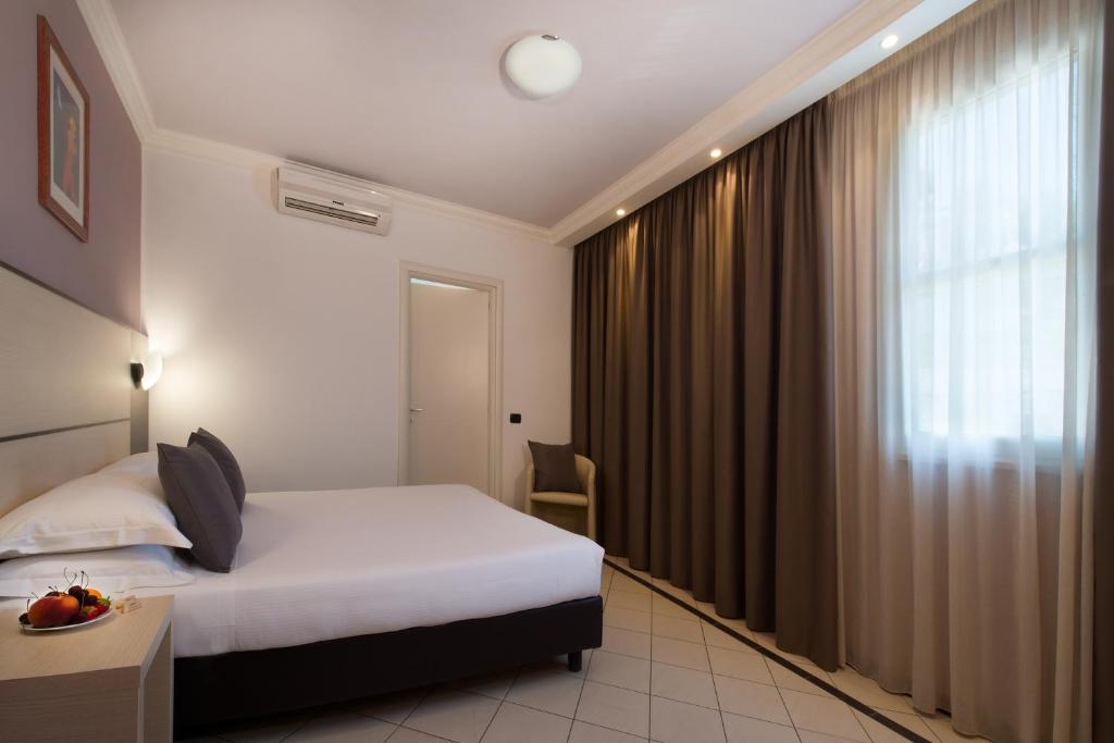 CDH Hotel La Spezia - Tap to explore photos