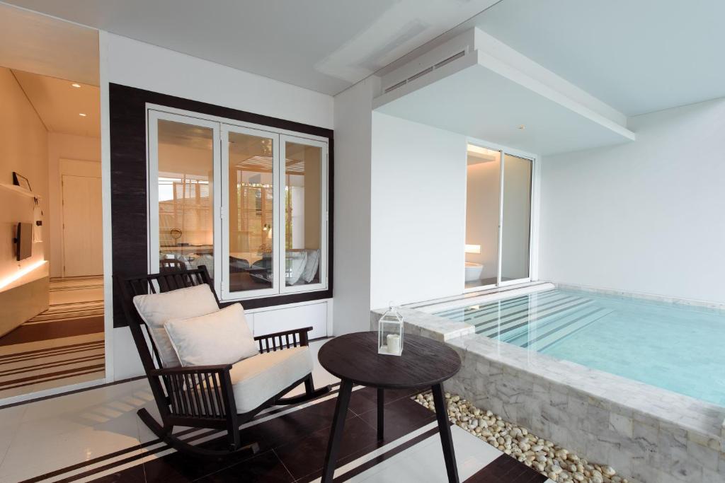Veranda Pool Suite photo 1