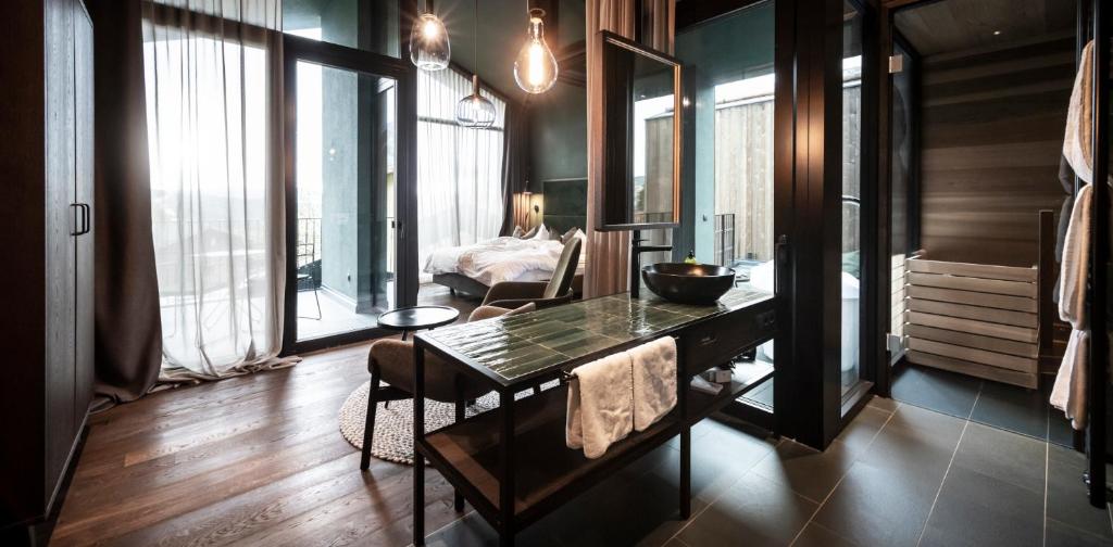 Floris Green Suites by Parc Hotel Florian - Tap to explore photos