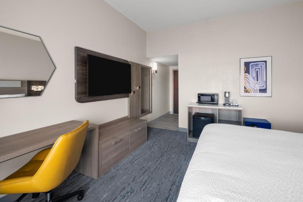 Holiday Inn Express TIFTON - Tap to explore photos