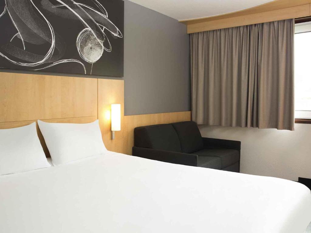 Ibis 3 Lacs Neuchatel Hotel Room Type - Standard Double Room with Sofa