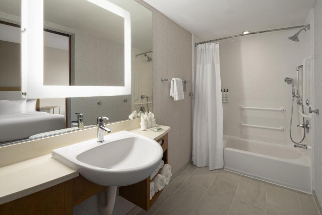 SpringHill Suites by Marriott Voorhees Mt. Laurel/Cherry Hil - Tap to explore photos