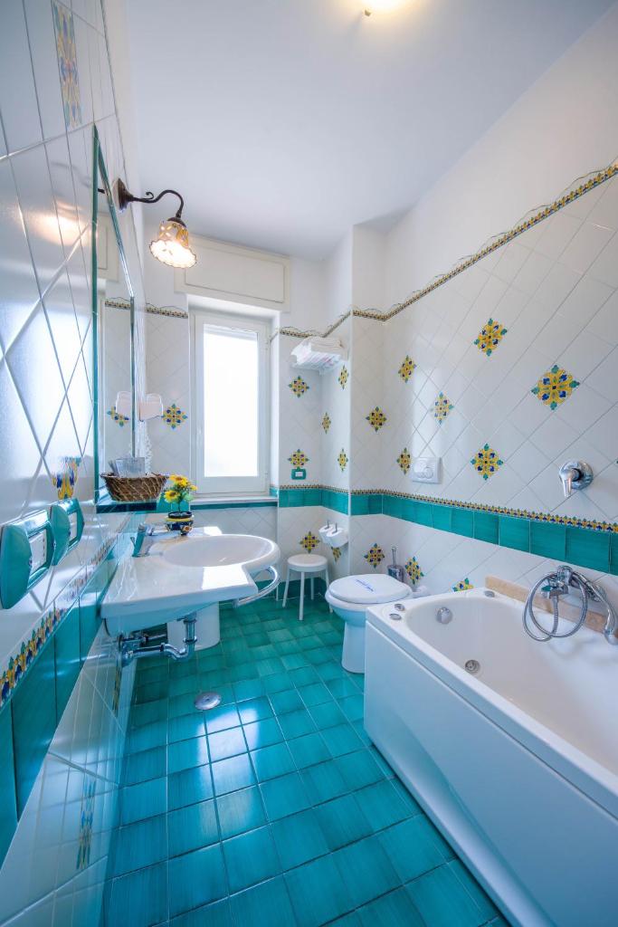 Albergo Riviera B&B & App. Sea-View - Tap to explore photos