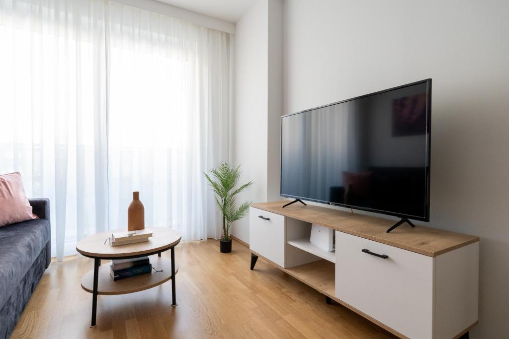 Chic 1BR, Fast to Downtown - Tap to explore photos