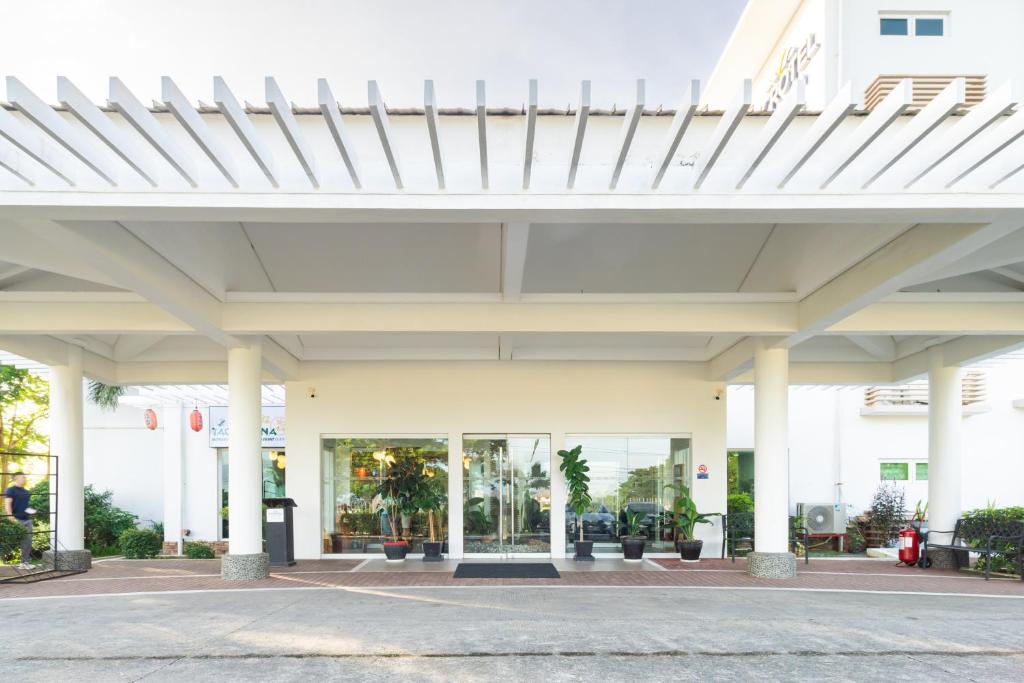 Microtel by Wyndham South Forbes near Nuvali