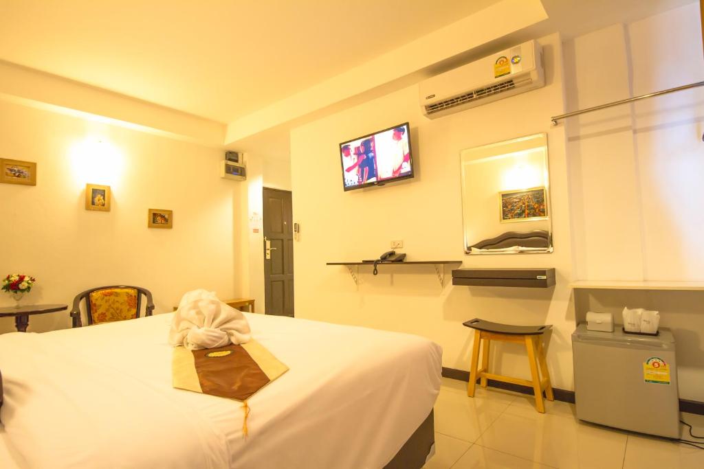 Двухместный (Улучшенный двухместный номер с 1 кроватью), TH beach hotel