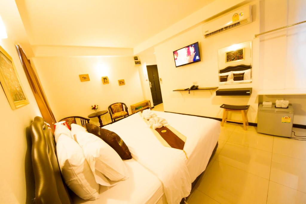 Двухместный (Улучшенный двухместный номер с 1 кроватью), TH beach hotel