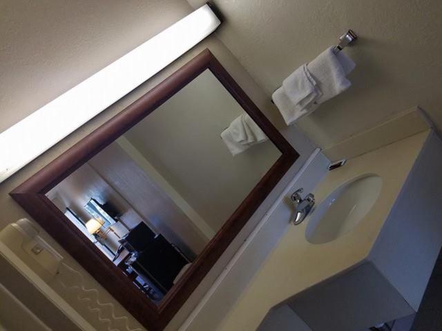 Attleboro Motor Inn - Tap to explore photos