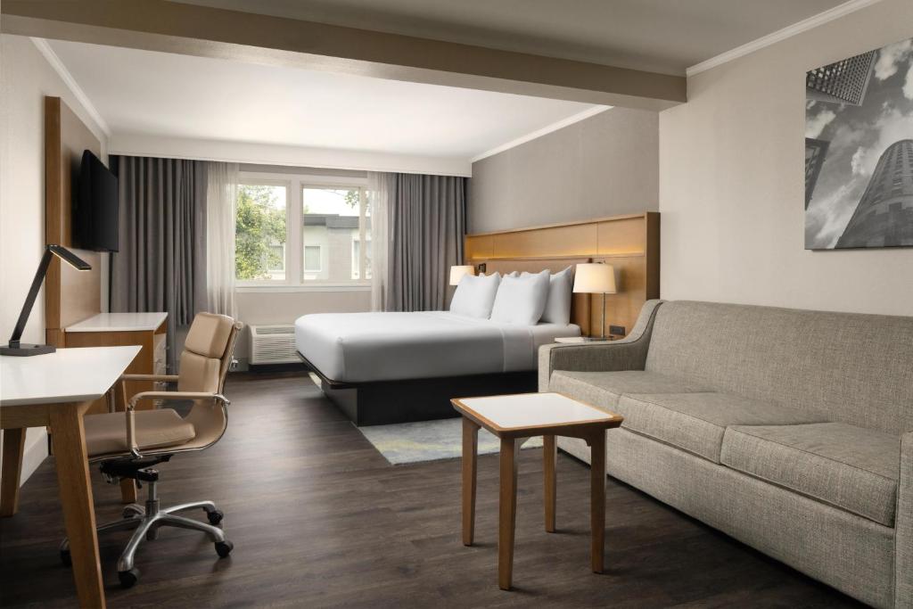 DoubleTree by Hilton Providence Airport Warwick - Tap to explore photos