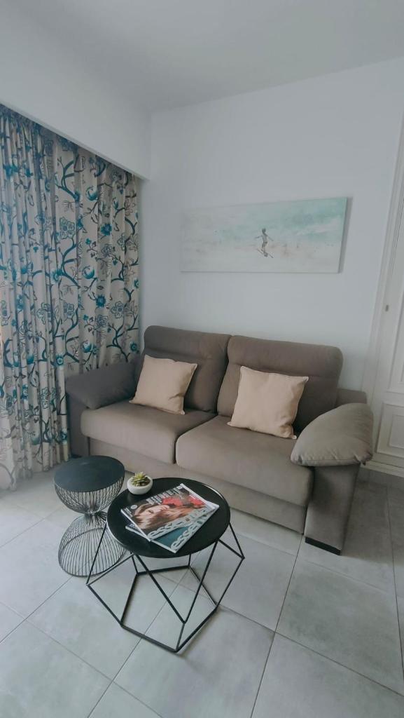 Studio Occidental banus - Tap to explore photos