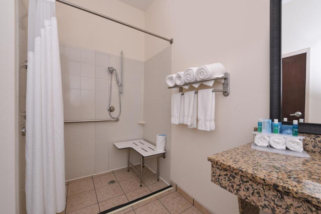 Holiday Inn Express & Suites Washington - Meadow Lands, an IHG Hotel photo 1