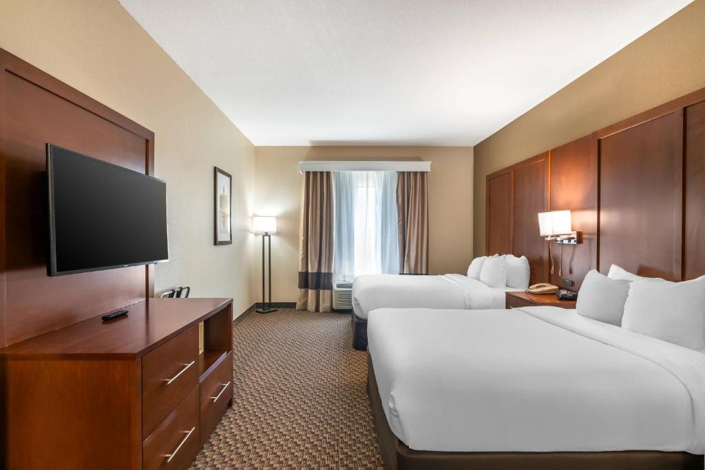 Comfort Suites Jefferson City - Tap to explore photos