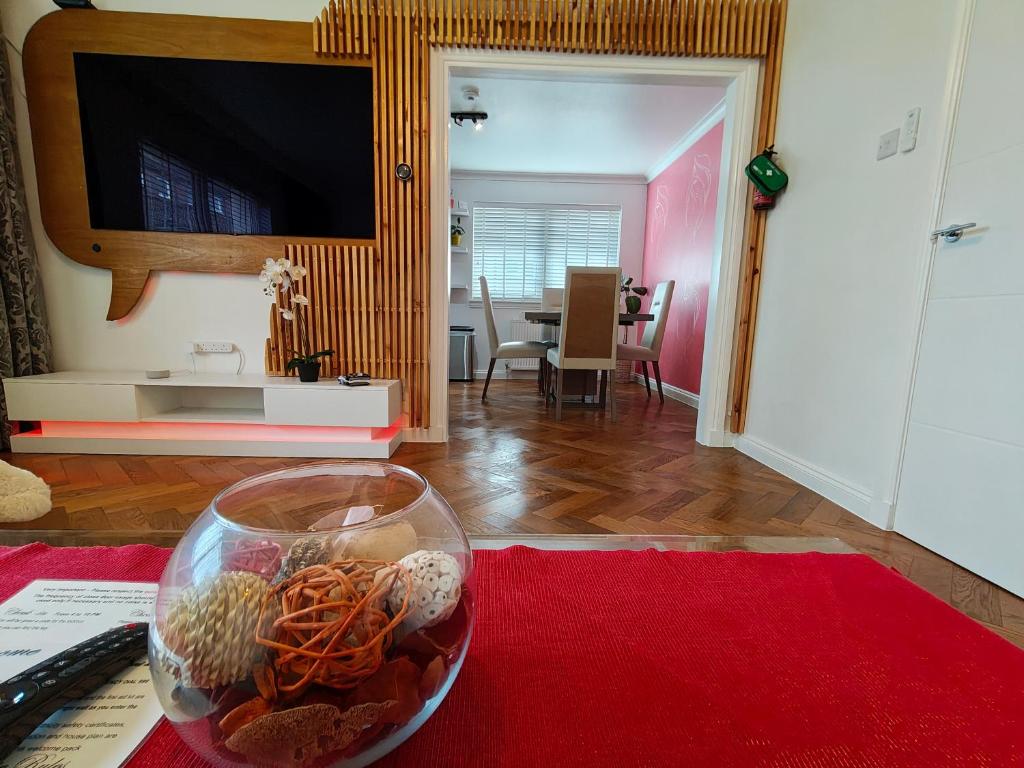 Lovely 2 Bedroom Modern Ground Floor Flat - Tap to explore photos