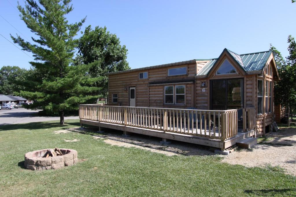 Lakeland RV Campground Deluxe Loft Cabin 11 image