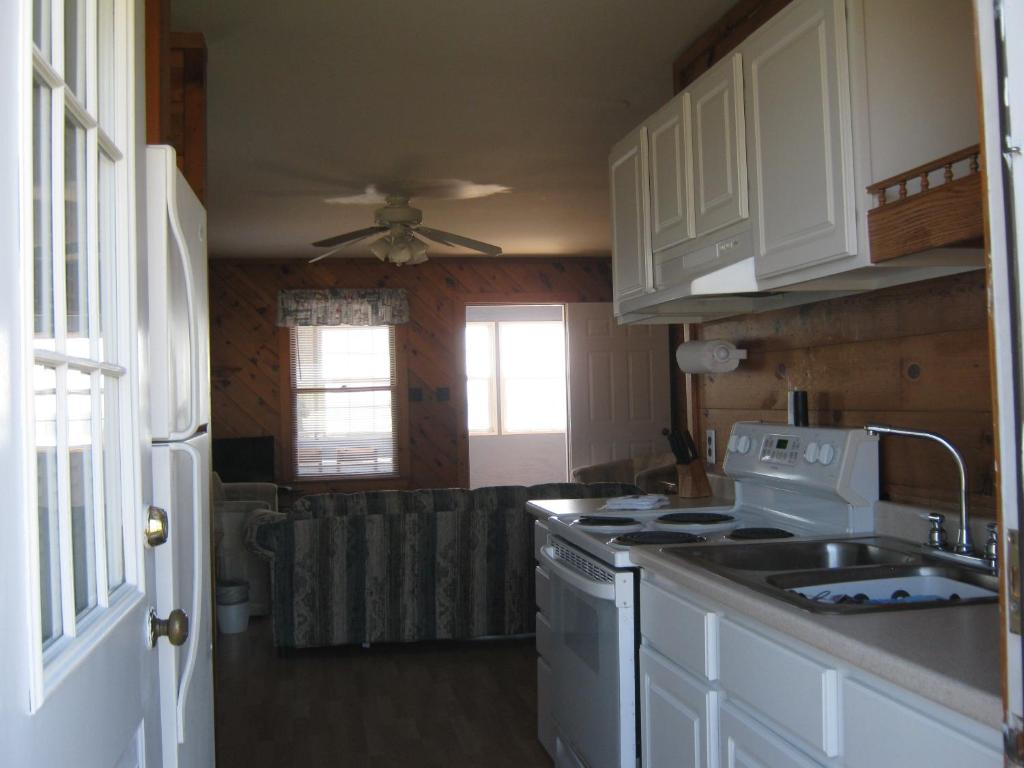 Virginia Landing Camping Resort Cabin 19 image