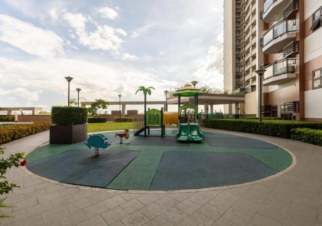 Modern 1 BR Condo near Airport, MOA, PICC, Star City, OKADA With Fast WIFI & Netflix Free Pool Acces