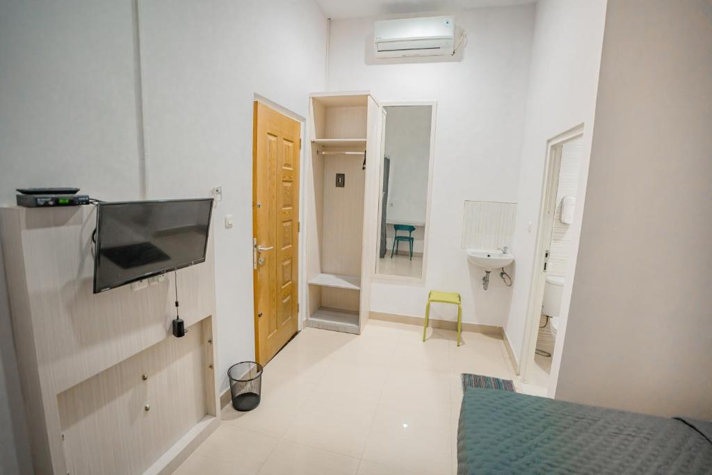 Hotel Pratisarawirya by The Loka - Tap to explore photos