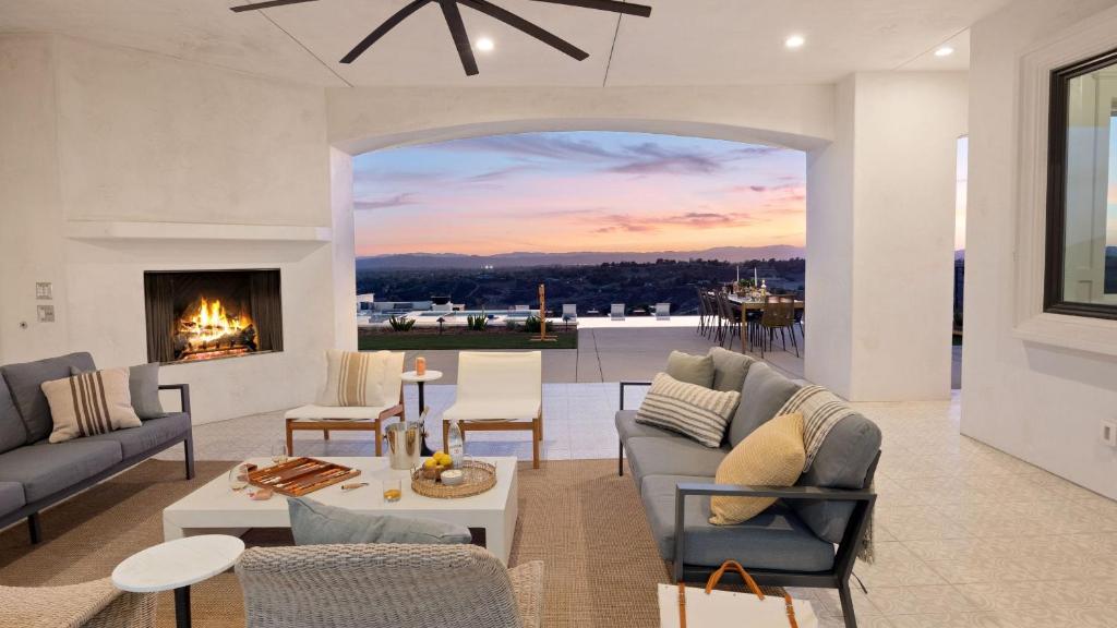 Pinot Point by Avantstay Massive Estate, 10 Mins From Temecula Wineries - Tap to explore photos