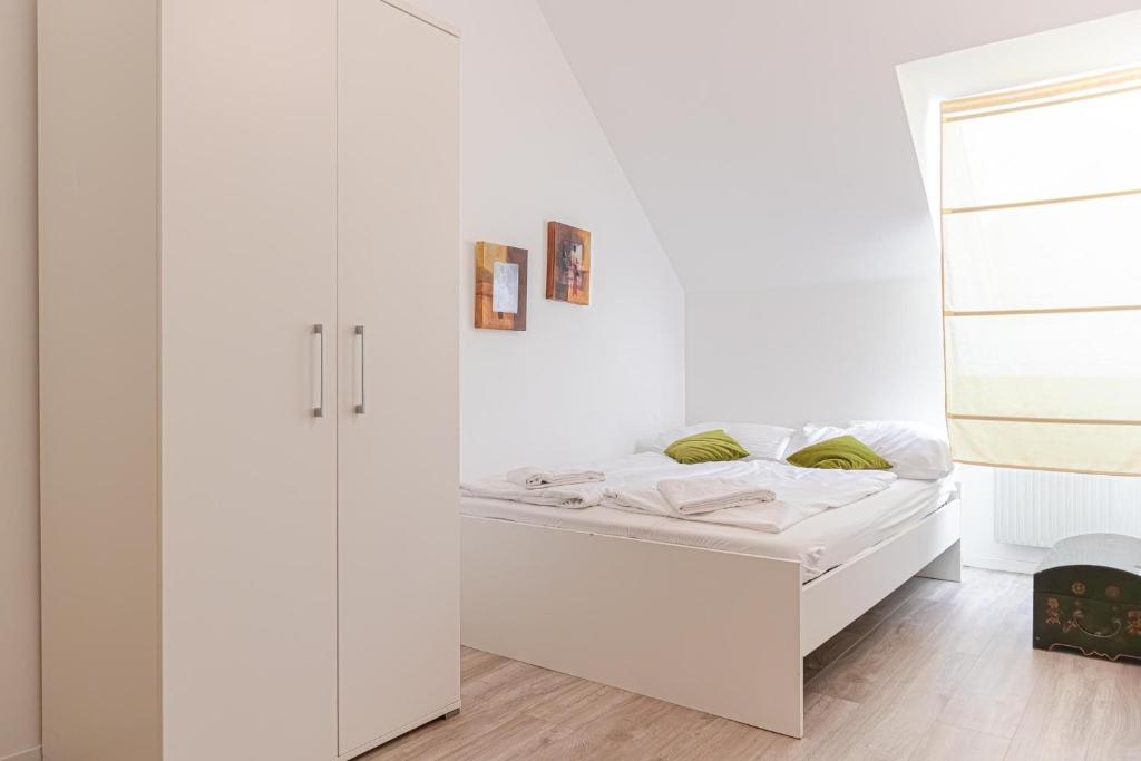 Cozy 2BR Apt, Steps to Belvedere & City Center - Tap to explore photos