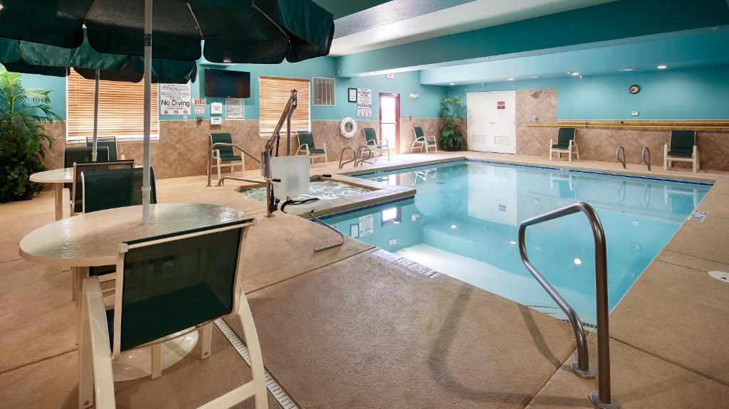 Best Western Plus Monahans Inn & Suites - Tap to explore photos